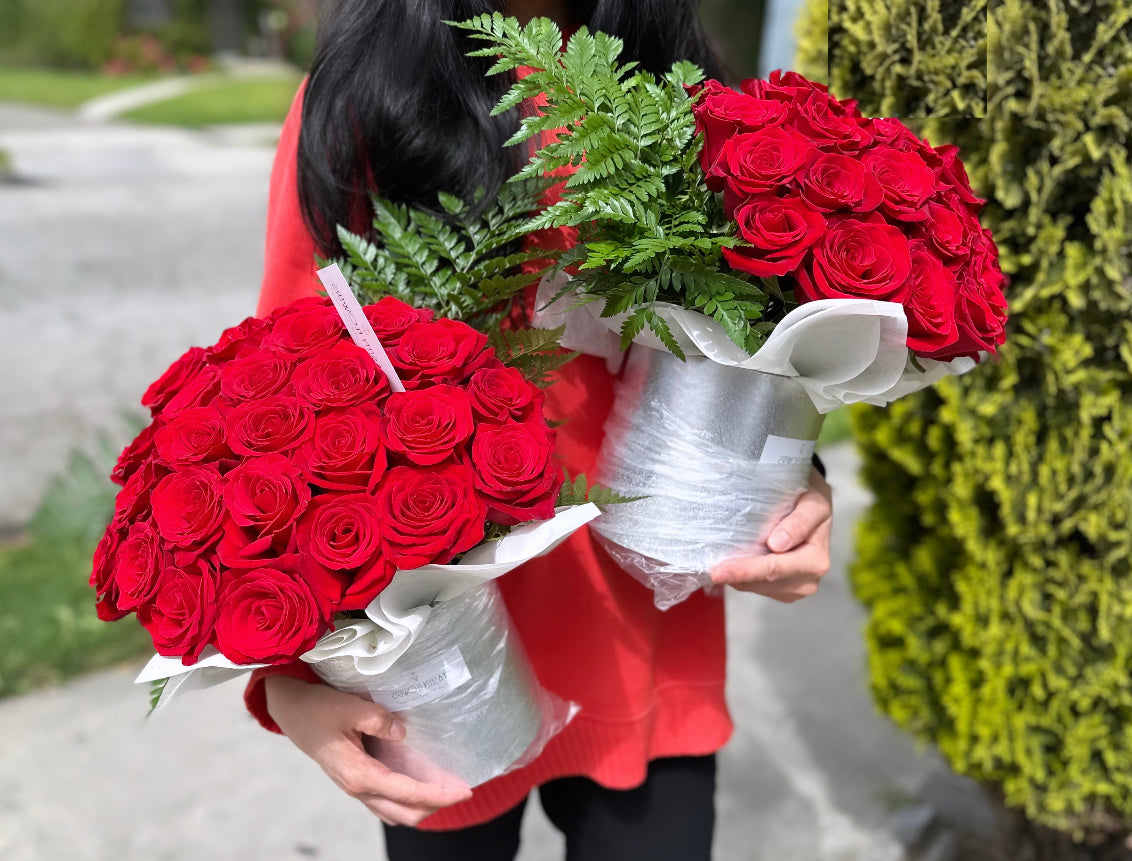 Lush round box of 25 premium red roses — luxurious romantic gift for Valentine’s Day in Los Angeles